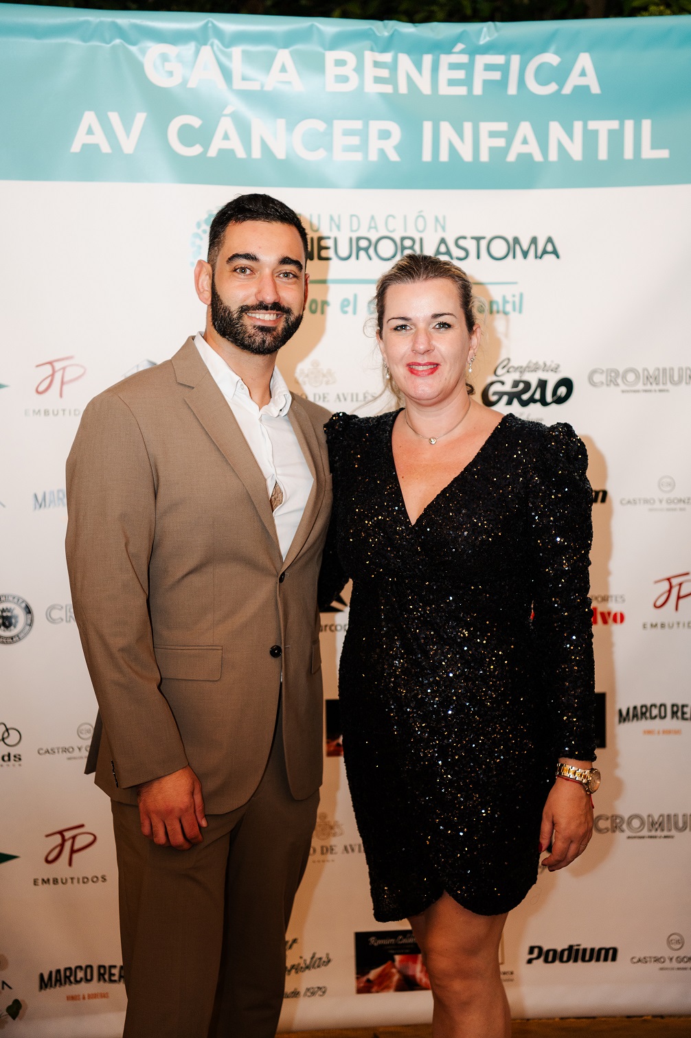 Photocall asistentes I Gala Benéfica Alba Vázquez para Fundación Neuroblastoma en Palacio Avilés