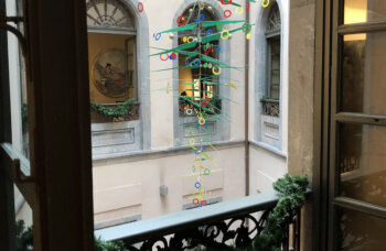 El Hotel Palacio de Avilés celebra la Navidad con un artístico árbol al estilo de Calder