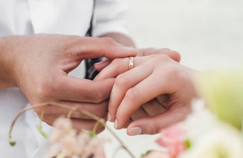 Dónde llevar los anillos de boda: 6 ideas originales para olvidar el típico cojín